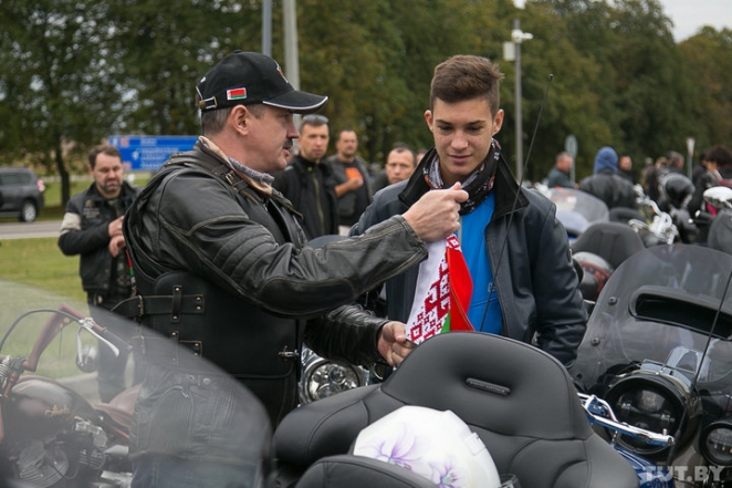 "Езжу без охраны, но в потоке и не узнают". Как Лукашенко и другие закрывали мотосезон в Минске