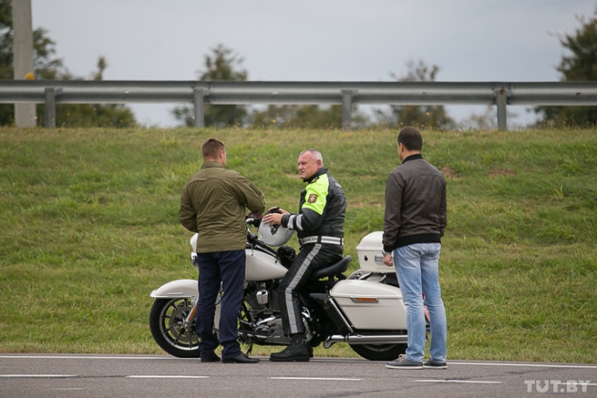 "Езжу без охраны, но в потоке и не узнают". Как Лукашенко и другие закрывали мотосезон в Минске