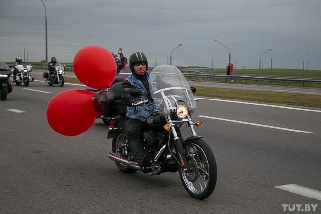 "Езжу без охраны, но в потоке и не узнают". Как Лукашенко и другие закрывали мотосезон в Минске