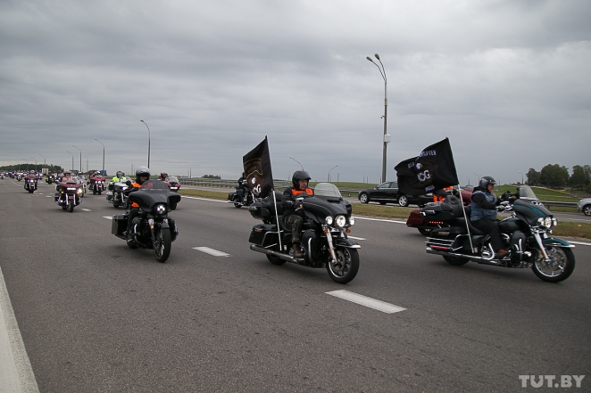 "Езжу без охраны, но в потоке и не узнают". Как Лукашенко и другие закрывали мотосезон в Минске