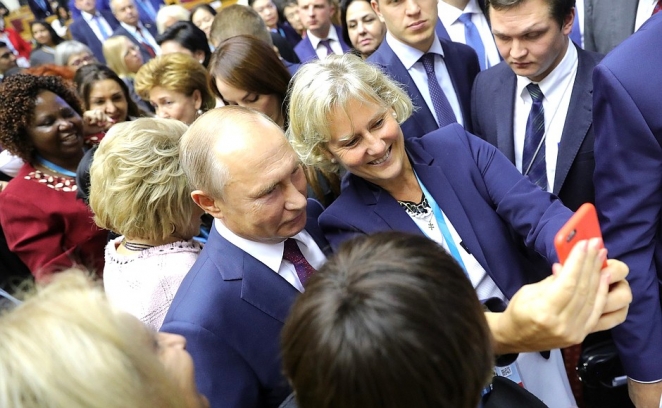 Узок круг этих подруг. Путина затискали на Женском Евразийском форуме