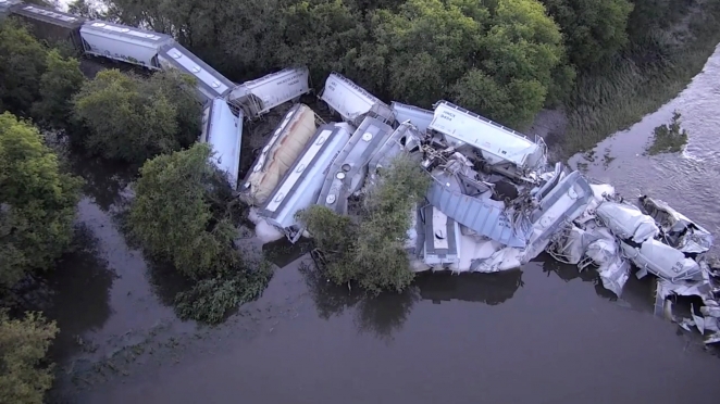 В США почти 40 вагонов поезда упали в реку после обрушения моста