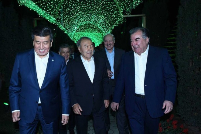 Александр и Коля Лукашенко на приеме в Душанбе