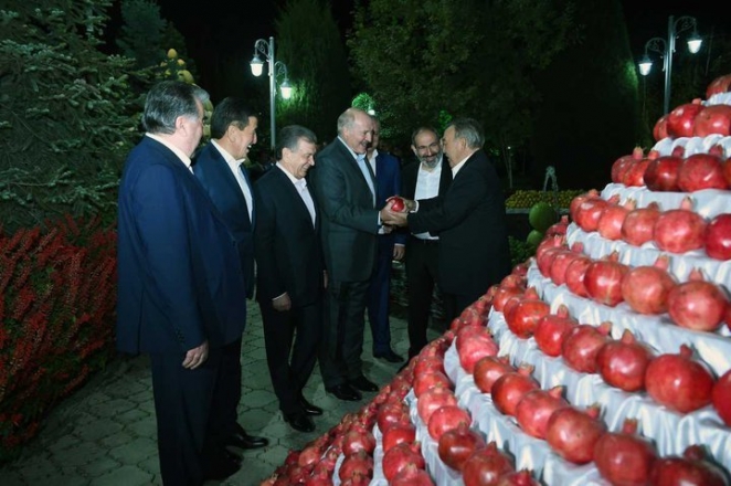 Александр и Коля Лукашенко на приеме в Душанбе