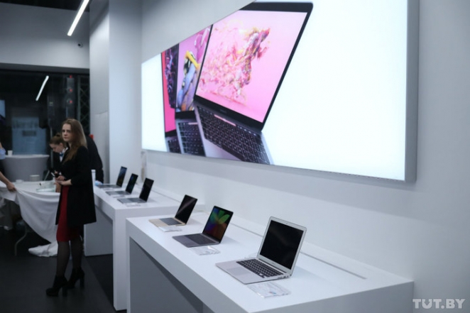 Скидки, очереди. В Минске открылся крупнейший магазин Apple в Беларуси