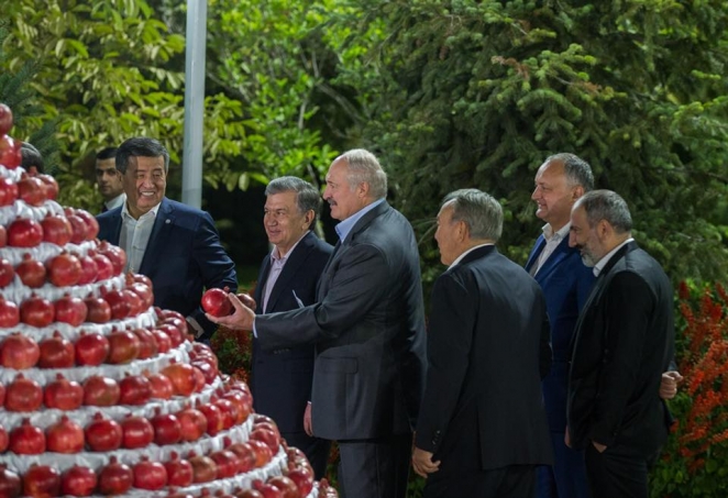 Лукашенко в Душанбе: юморил, увиделся с фанатом, в первые ряды не лез