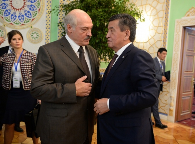 Лукашенко в Душанбе: юморил, увиделся с фанатом, в первые ряды не лез
