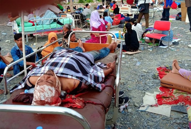 В Индонезии произошли землетрясение и цунами. Погибли более 384 человек, разрушены дома и аэропорт