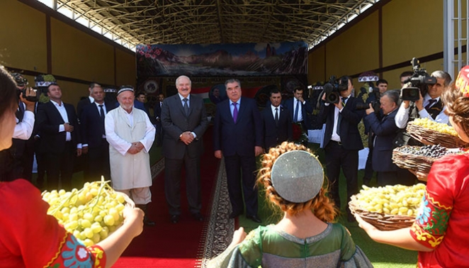 Лукашенко подарил президенту Таджикистана сертификат на трактор "Беларус"