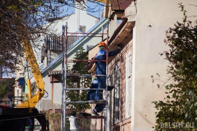 Показуха 80-го уровня: перед приездом Лукашенко начали красить пустые дома, предназначенные под снос!