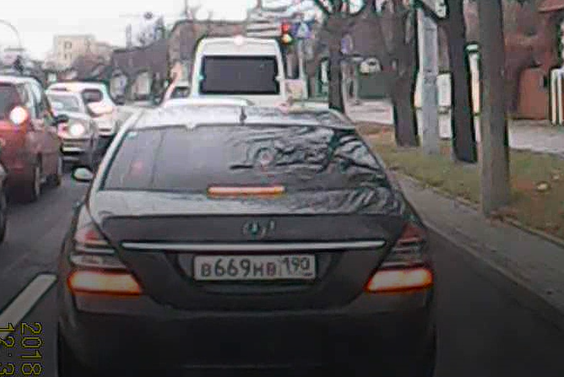 В Минске машины с номерами РФ заблокировали маршрутку, водителю сломали челюсть В Минске машины с номерами РФ заблокировали маршрутку, водителю сломали челюсть