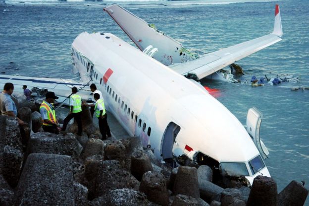 Пассажирский "Боинг" упал в море после вылета из аэропорта Джакарты