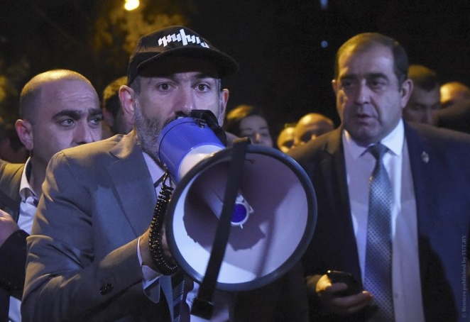 Армения: Пашинян пригрозил уйти в отставку, митингующие прорвались к парламенту