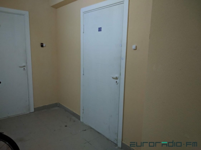 Милиционера закрыли на балконе, он кричал: "Откройте! Откройте сейчас же!"