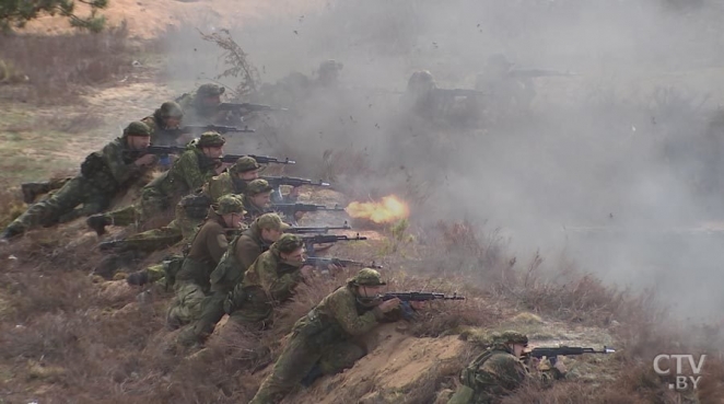 Лукашенко: "Мы раздадим семь миллионов пулеметов и автоматов, каждому взрослому белорусу"