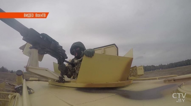 Лукашенко: "Мы раздадим семь миллионов пулеметов и автоматов, каждому взрослому белорусу"