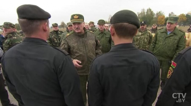 Лукашенко: "Мы раздадим семь миллионов пулеметов и автоматов, каждому взрослому белорусу"