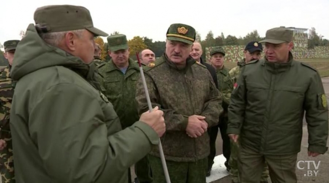 Лукашенко: "Мы раздадим семь миллионов пулеметов и автоматов, каждому взрослому белорусу"