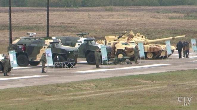 Лукашенко: "Мы раздадим семь миллионов пулеметов и автоматов, каждому взрослому белорусу"