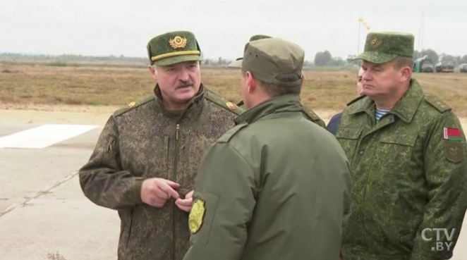 Лукашенко: "Мы раздадим семь миллионов пулеметов и автоматов, каждому взрослому белорусу"