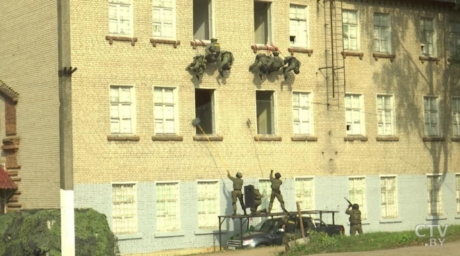 Лукашенко: "Мы раздадим семь миллионов пулеметов и автоматов, каждому взрослому белорусу"