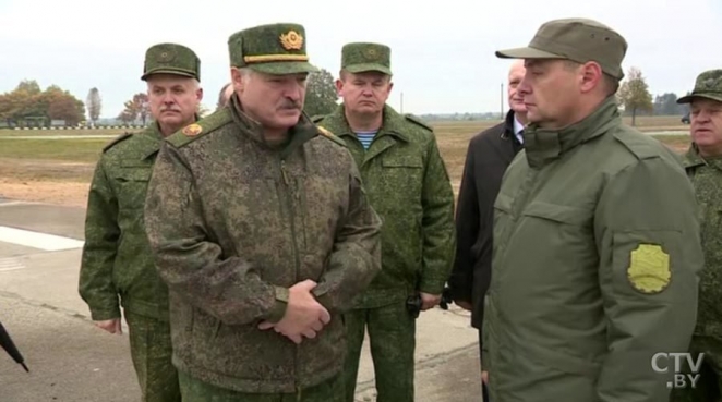 Лукашенко: "Мы раздадим семь миллионов пулеметов и автоматов, каждому взрослому белорусу"