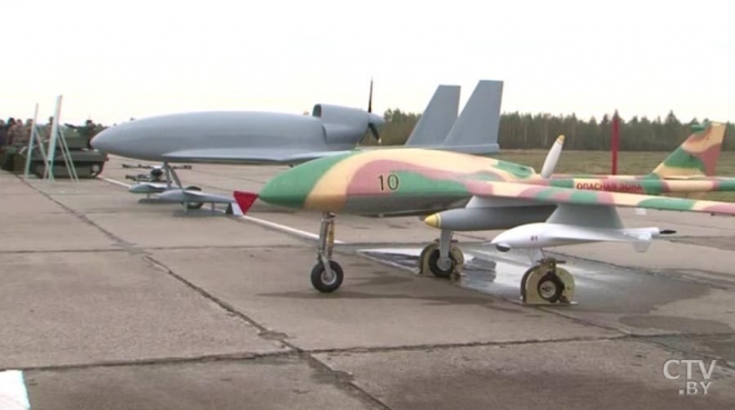 Лукашенко: "Мы раздадим семь миллионов пулеметов и автоматов, каждому взрослому белорусу"