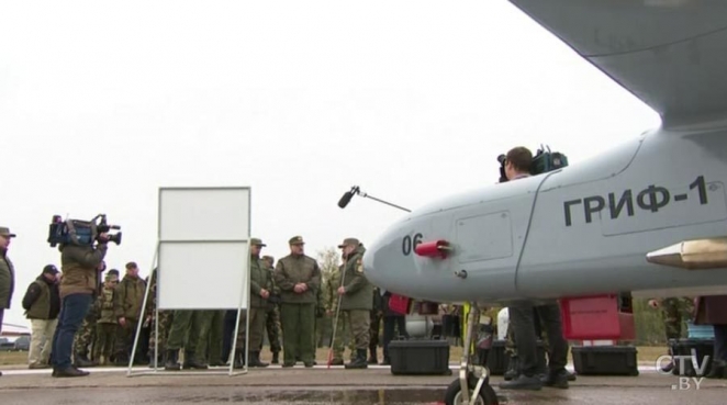 Лукашенко: "Мы раздадим семь миллионов пулеметов и автоматов, каждому взрослому белорусу"