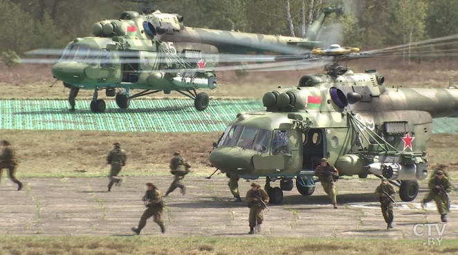 Лукашенко: "Мы раздадим семь миллионов пулеметов и автоматов, каждому взрослому белорусу"