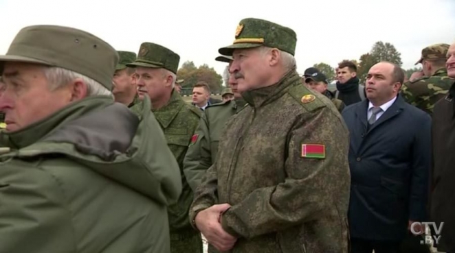 Лукашенко: "Мы раздадим семь миллионов пулеметов и автоматов, каждому взрослому белорусу"