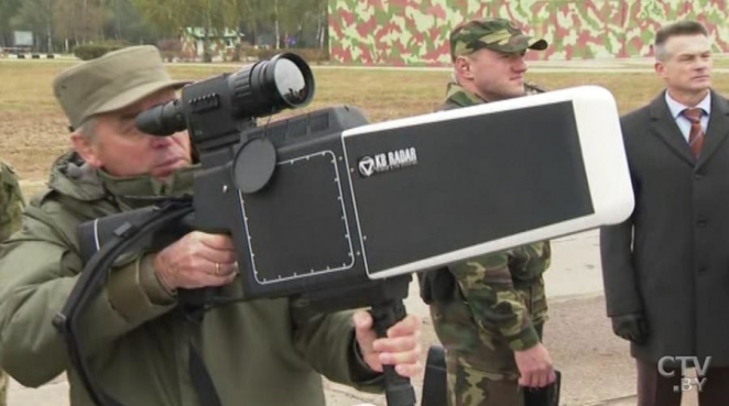 Лукашенко: "Мы раздадим семь миллионов пулеметов и автоматов, каждому взрослому белорусу"