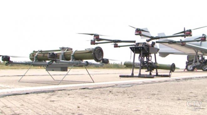 Лукашенко: "Мы раздадим семь миллионов пулеметов и автоматов, каждому взрослому белорусу"