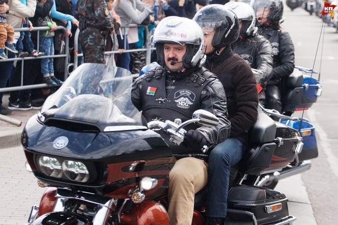 Золотой пистолет для "незолотого" мальчика. Чем отличаются сыновья Лукашенко от простых людей