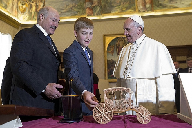 Золотой пистолет для "незолотого" мальчика. Чем отличаются сыновья Лукашенко от простых людей