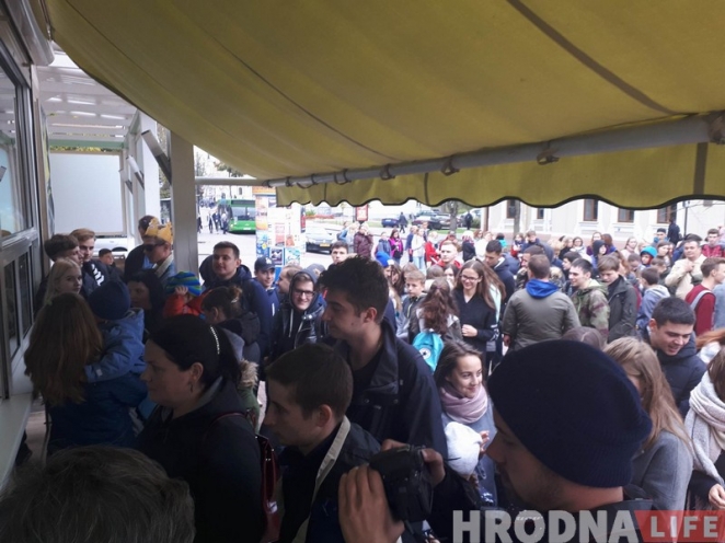 Сотни жителей Гродно выстроились в очередь за бесплатной шаурмой. Фотофакт