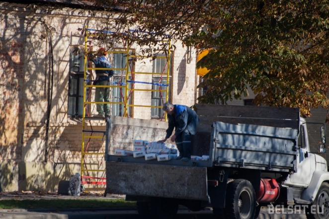 Показуха 80-го уровня: перед приездом Лукашенко начали красить пустые дома, предназначенные под снос!