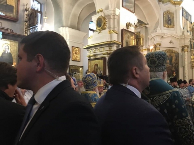 Мерседес с номером 0002 MI, красная ковровая дорожка, секьюрити в рясе — патриарх Кирилл в Минске