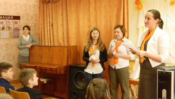 Директору школы под Минском не продлили контракт. На ее защиту стали родители и коллеги 