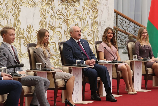 Лукашенко в окружении красавиц рассказал, как будет раздавать им оружие