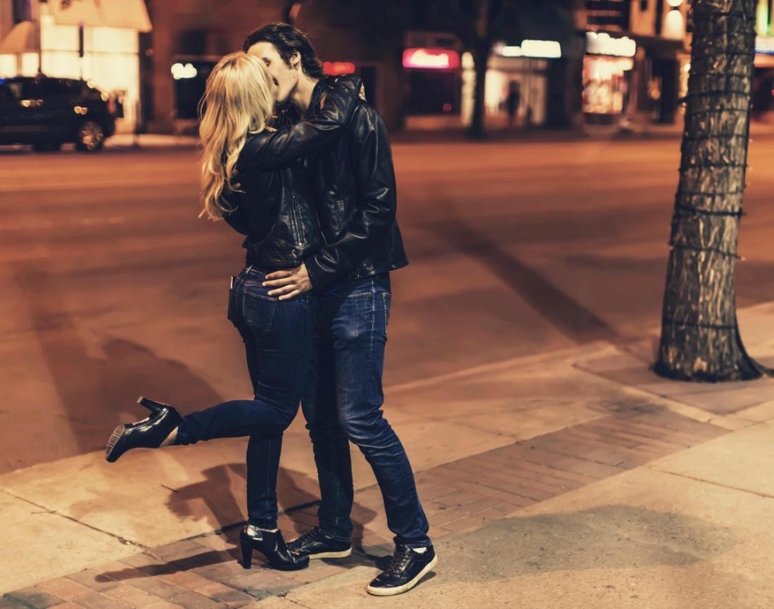 Когда мужчина целует ноги девушке: скрытые смыслы и их толкование