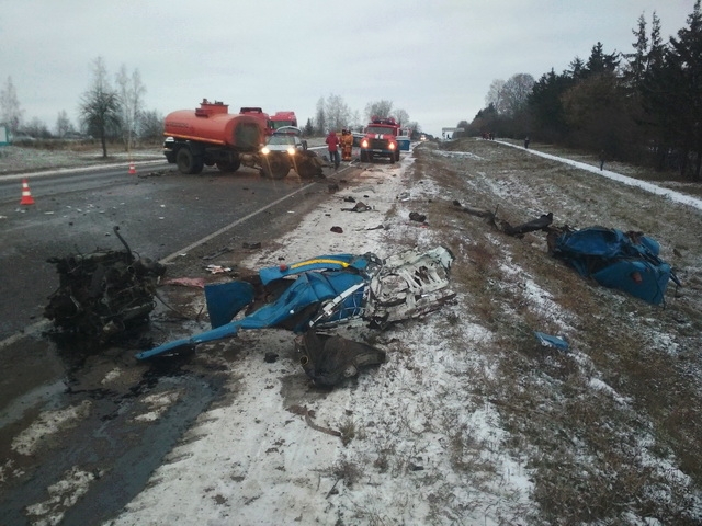 Жуткое ДТП под Слуцком: после столкновения с фурой бензовозу оторвало кабину с водителем