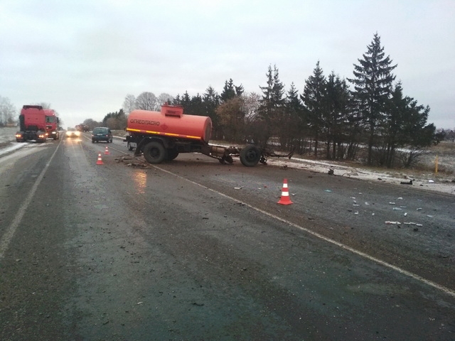 Жуткое ДТП под Слуцком: после столкновения с фурой бензовозу оторвало кабину с водителем