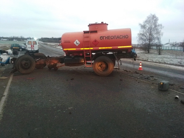 Жуткое ДТП под Слуцком: после столкновения с фурой бензовозу оторвало кабину с водителем