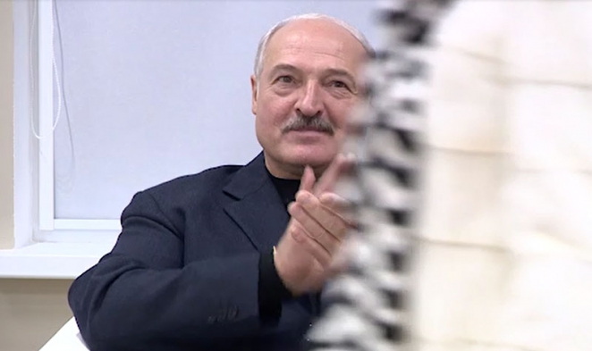 Грусть-тоска. С какими лицами Лукашенко и его чиновники наблюдали за модным показом