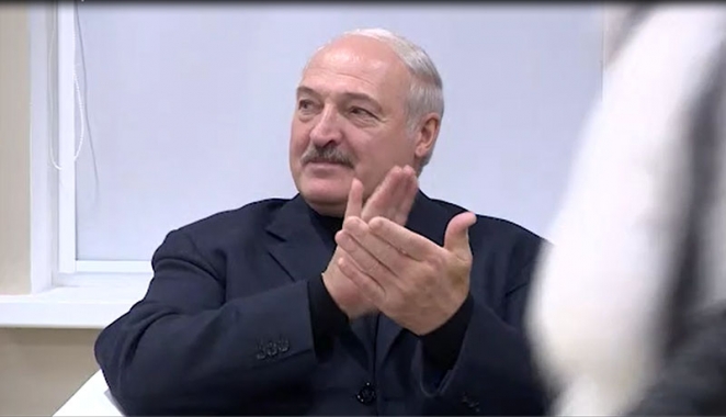 Грусть-тоска. С какими лицами Лукашенко и его чиновники наблюдали за модным показом