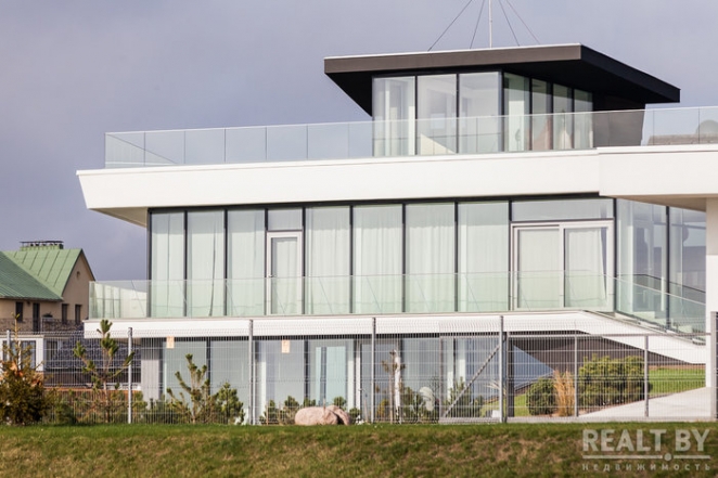 Это точно в Беларуси? Под Минском построили дико крутые коттеджи