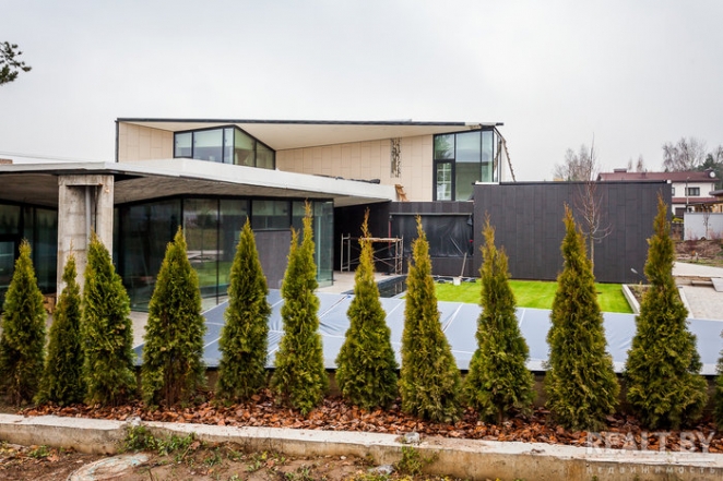 Это точно в Беларуси? Под Минском построили дико крутые коттеджи