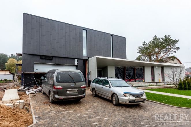 Это точно в Беларуси? Под Минском построили дико крутые коттеджи