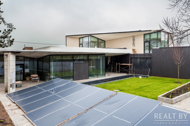 Это точно в Беларуси? Под Минском построили дико крутые коттеджи