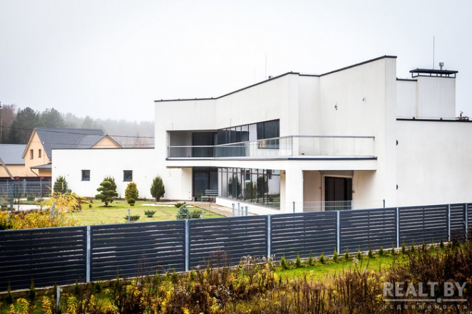 Это точно в Беларуси? Под Минском построили дико крутые коттеджи